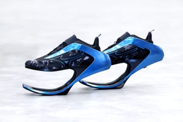 ミズノ、“移動を楽しむモビリティ”を目指すCFRP板バネシューズ