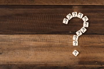 一人暮らしの弟が急死し、賃貸オーナーから「補修費用15万円」を請求されました。契約書の提示が拒否され、敷金の有無が分かりません。全額支払うべきなのでしょうか。