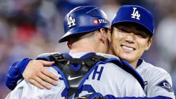 山本由伸、ブルージェイズ戦で完投し試合後に捕手と熱いハグ　「最高のバッテリー」「本当に感動的」