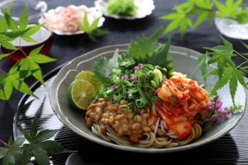 料理研究家リュウジ考案『スタミナねばねばそば』のレシピが話題！まさかの”下処理”で麺のレベルが『格段にアップ』…究極のスタミナ麺料理にネットでも絶賛の声「ホント助かります」「そういう茹で方でやってみます！」の声