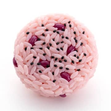 米粒1つ1つを組み立て、パーツ総数1,776個！　「おにぎりプラモ 赤飯」、予約は11月19日まで