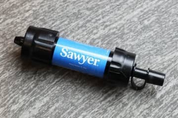 細菌・微生物・寄生虫「99.99999%除去」！　緊急時の飲料水に「小型浄水フィルター」　ショップ店員に聞く