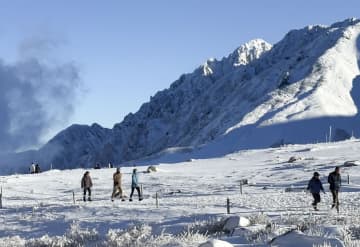 立山と白山で初冠雪　平年より遅く