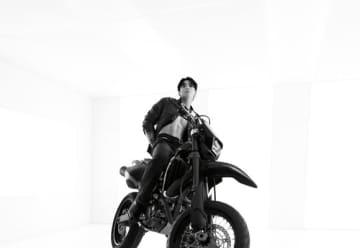 BTS ジョングク、裸ジャケットで鍛えられた腹筋を披露！「Calvin Klein」最新キャンペーンに登場