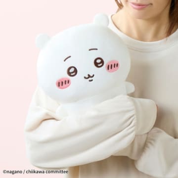 『ちいかわ』の“温かくなるぬいぐるみ”が登場！　ぎゅっと抱きしめたくなるフィット感