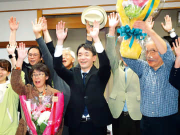 「対比が利いた選挙戦だった」県内最年少、33歳の市長が誕生　埼玉・鶴ケ島　498票差の接戦を制し現職破る　副市長と教育長「職員から選抜を」と考え示す