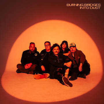 ザ・ストランベラス、夢を抱き続けることの痛みと美しさを込めたEP『Burning Bridges Into Dust』配信