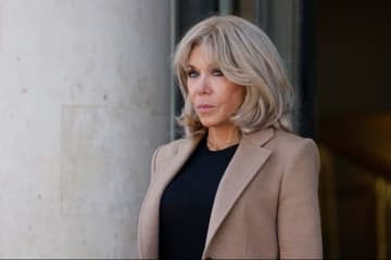 マクロン仏大統領夫人、「実は男性」との虚偽主張に「深い不安」　娘が公判で明かす