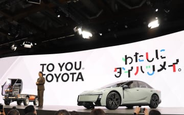 トヨタ 佐藤恒治社長がトヨタとダイハツブースのプレゼンテーション実施「あなた目がけて。その一心で、いろんなもっといいクルマをつくって、幸せを量産していきたい」