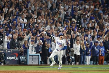 ドジャース、18回裏サヨナラ弾で第3戦 “劇的” 勝利も…“ジョーク” 炎上のロバーツ監督に集まる懸念