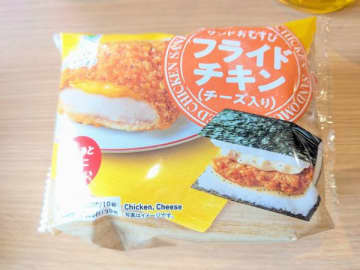 ファミマ新作！チキンをドーンとサンドでボリューム満点♡「サンドおむすび フライドチキン」食べてみた！