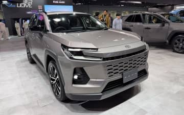 トヨタ、一般初公開の新型「RAV4」と話題の新型「ランドクルーザーFJ」展示