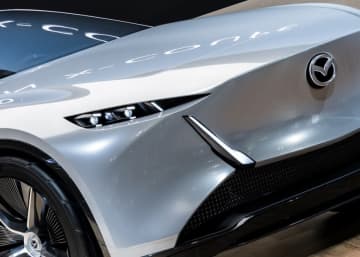 マツダ「VISION X」2台を世界初公開　クロスクーペ＆コンパクト登場