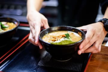 【違反？】ラーメン屋に「Googleレビューでドリンク無料」の張り紙が！ これってアリなんですか？“うっかりレビュー”でアカウント停止も!? 注意点を確認