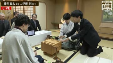 「いつもより長い気が…」藤井聡太王座VS伊藤匠叡王 運命の決戦の「お手本のような振り駒」が話題に 解説者“10秒”視線くぎ付け