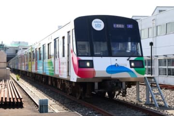横浜市営地下鉄が「GREEN×EXPO 2027」仕様に！ ブルーラインで出発式開催、マスコット「トゥンクトゥンク」も登場