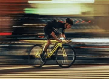 【止まらない衝動】デウス×Attaquerの最強タッグ再始動！日本のカスタムカルチャーにインスパイアされた本格サイクリング＆ストリートウェア限定発売！