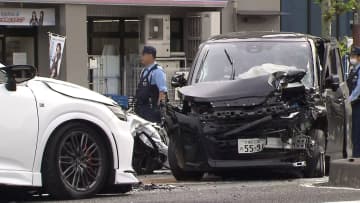 逆走車が衝突し2歳と3歳の子ども含む6人ケガ…逆走ワンボックスカーと乗用車など5台絡む事故に　東京・大田区