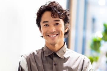 サーフボードが目に直撃、小橋賢児氏の痛々しい縫い跡に「眼球が無事で何より」「失明しなくてよかった」の声