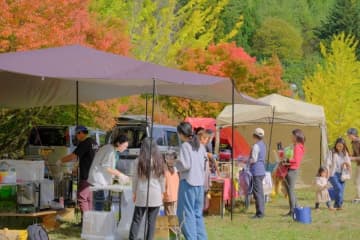 自然を愉しみ、学び、体感する「オモフェス2025秋～ソトアソビ～」が愛媛の面河ダム公園で開催