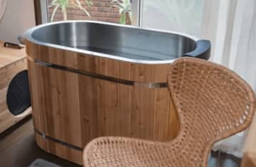 未来のEVは“移動式サウナ”に！BYDの新型EVトラックがチラー水風呂搭載の「トレーラーサウナ」として世界初公開！【ジャパンモビリティショー2025】