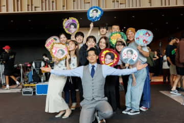 小栗旬、ハン・ヒョジュや“推しうちわ”に囲まれ満面の笑みも！Netflix「匿名の恋人たち」オフショットを大公開