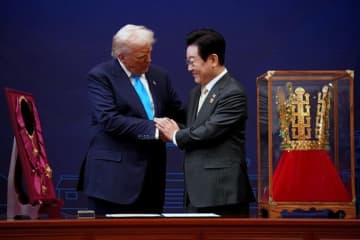 トランプ大統領が韓国に到着、「金の冠」贈られる　米中首脳会談控え