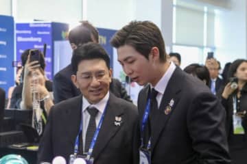 パン・シヒョクHYBE議長＆RM（BTS）、「APEC CEOサミット」HYBE広報ブース観覧