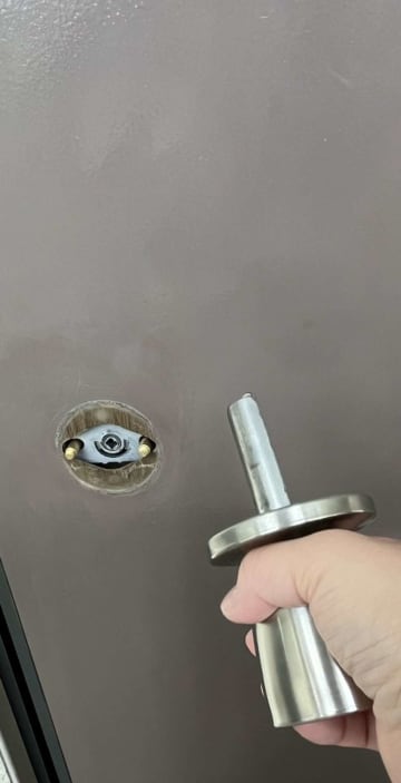 帰省するぞ！→玄関施錠しようと思ったら...「いまこれ」　超絶望的状況に1.5万人戦慄「ｷﾞｬｰｰ!!」