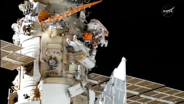 ロシア宇宙飛行士、国際宇宙ステーションに実験装置を設置–6時間の船外活動
