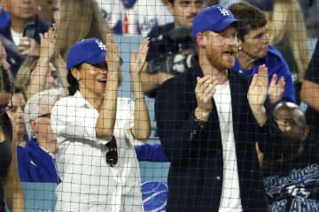 「まさかのロイヤルファミリー」ヘンリー王子夫妻、ドジャース本拠地で大谷翔平を生観戦「オオタニが見つかった」「カジュアルすぎ」と反響続々