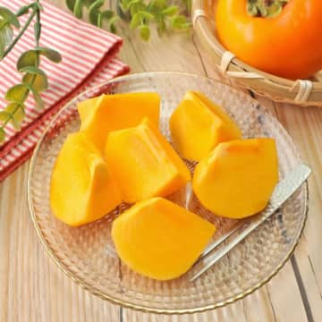 【柿の皮、包丁でむくのはもう古い？】「果肉がムダなく食べられる」「力もいらない」柿の皮がスルスルむける時短テク