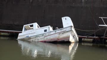 「もう無法地帯」東京湾近くの川が“違法船の墓場”状態に…不法係留の実態　洪水被害につながる恐れや火災の不安も