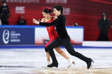 中国人選手、演技後に「不適切な」おもちゃ所持　国際スケート連盟が調査