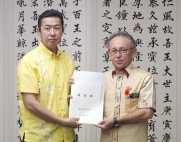 沖縄担当相「発展に全力」　玉城知事と会談、初訪問で