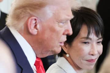 「はしゃぎっぷりに愕然」高市首相　肩を手を回され、飛び跳ね…トランプ大統領との“親密外交”が好評も一部では“対等に見えない”と疑問の声