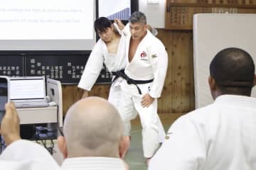 井上康生氏「母国で貢献を」　柔道、海外指導者に内股伝授