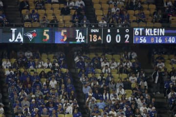 「午前６時、スタッフが懸命に後片づけ中」延長18回の激闘後、ド軍本拠地“徹夜の清掃作業”にLA記者が感嘆「彼らもMVP」「もし観客全員が自分のゴミを持ち帰ったら...」