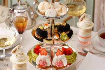 ラデュレ 日比谷店「クリスマス アフタヌーンティー」ツリー柄マカロン＆苺のサントノレなど