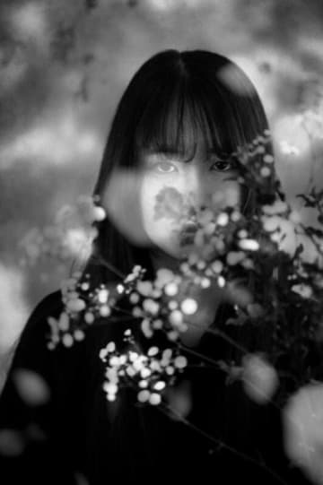 ツキオカメイ、3rdシングル「escape／f a s h i o n」で描く"まぶしさの裏にある違和感"