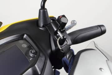 シグナス グリファス乗り必見！防犯効果も高める「ヘルメットホルダー」発売