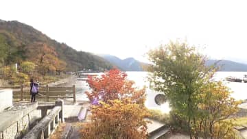 「重たい…雪が」北海道で積雪25cm　停電や倒木で列車運休　紅葉狩りの日光でも「寒い」　浅草では温かいメロンパン求め長い列