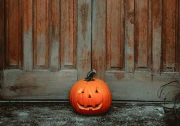 住宅街に、首吊り人形や有刺鉄線……。やりすぎハロウィンに「強制収容所のよう」「黒人への侮辱」