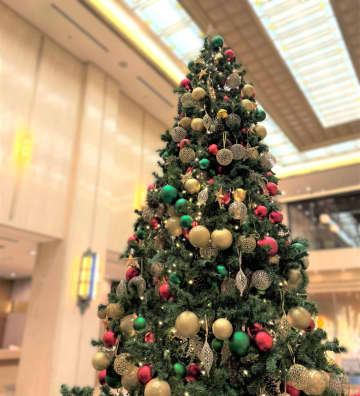 【ロビーが劇場に】池袋・ホテルメトロポリタンで「クリスマス ナイト コンサート」開催！新装ロビーに高さ5mのツリーも登場！