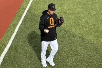 【巨人】長野久義氏が秋季キャンプ初日から〝現場復帰〟！？　球拾いで後輩たちをサポート