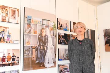 横浜で写真家・山本美里さんが作品展　医療的ケア児の「母」に焦点、自身も次男に視線注いだ経験　11月8日まで
