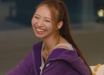 スタイル抜群のK1ラウンドガール、気になる男性が「脚が好き」だと知り…あるポーズに山本舞香「1番綺麗なラインを見せてる」