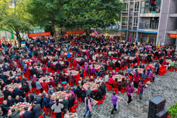 重陽節を祝う「長寿の宴」　中国重慶市