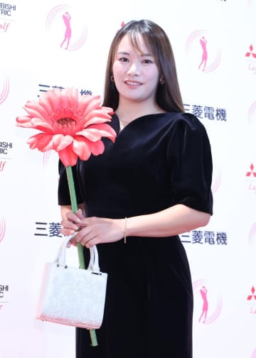 河本結　ピアスとベロア生地のワンピースで秋の装い披露「スリットで女性らしさが出るように」