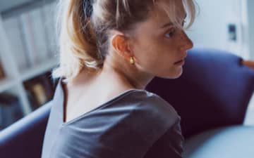 シンプルに見えて華やか「カジュアルにドレスアップできる」トップス